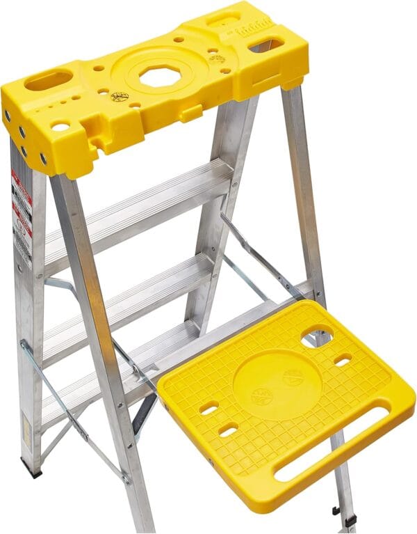Escalera de tijera tipo III de aluminio y tapa plástica con 3 peldaños. Marca Surtek.Escalera de tijera tipo III de aluminio y tapa plástica con 3 peldaños. Marca Surtek.